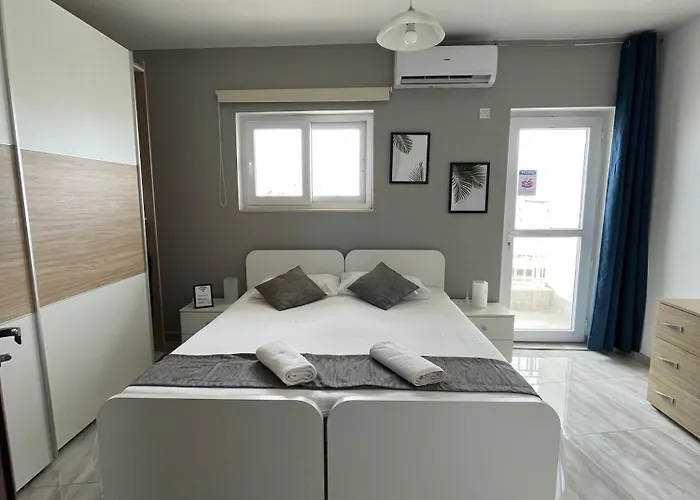 F3 Room 1, Private Double Room With Private Bathroom And Balcony