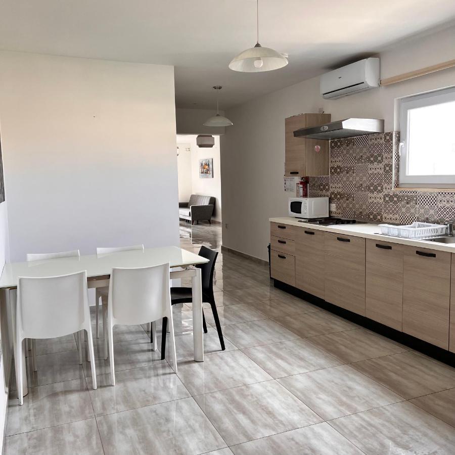F3 1, Private Double With Private Bathroom And Balcony * مسيدا