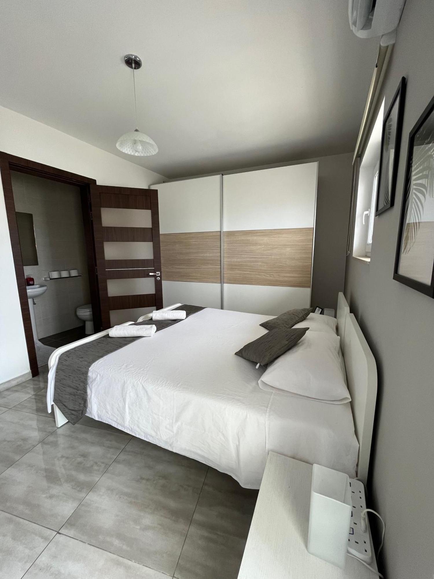 Homestay F3 1, Private Double With Private Bathroom And Balcony *